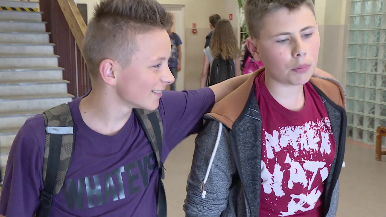 Uczeń postanowił ośmieszyć kolegę i odbić jego dziewczynę [Szkoła odc. 471]