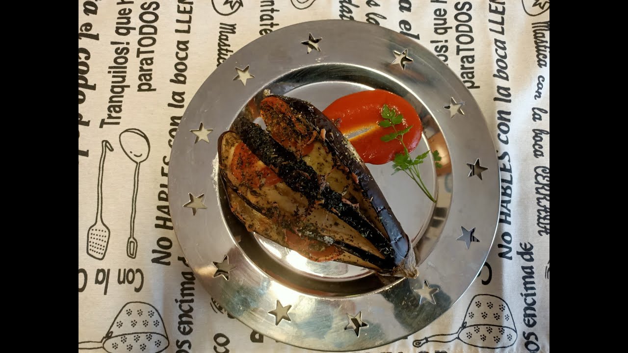 Berenjenas rellenas de tomate y mozzarella.