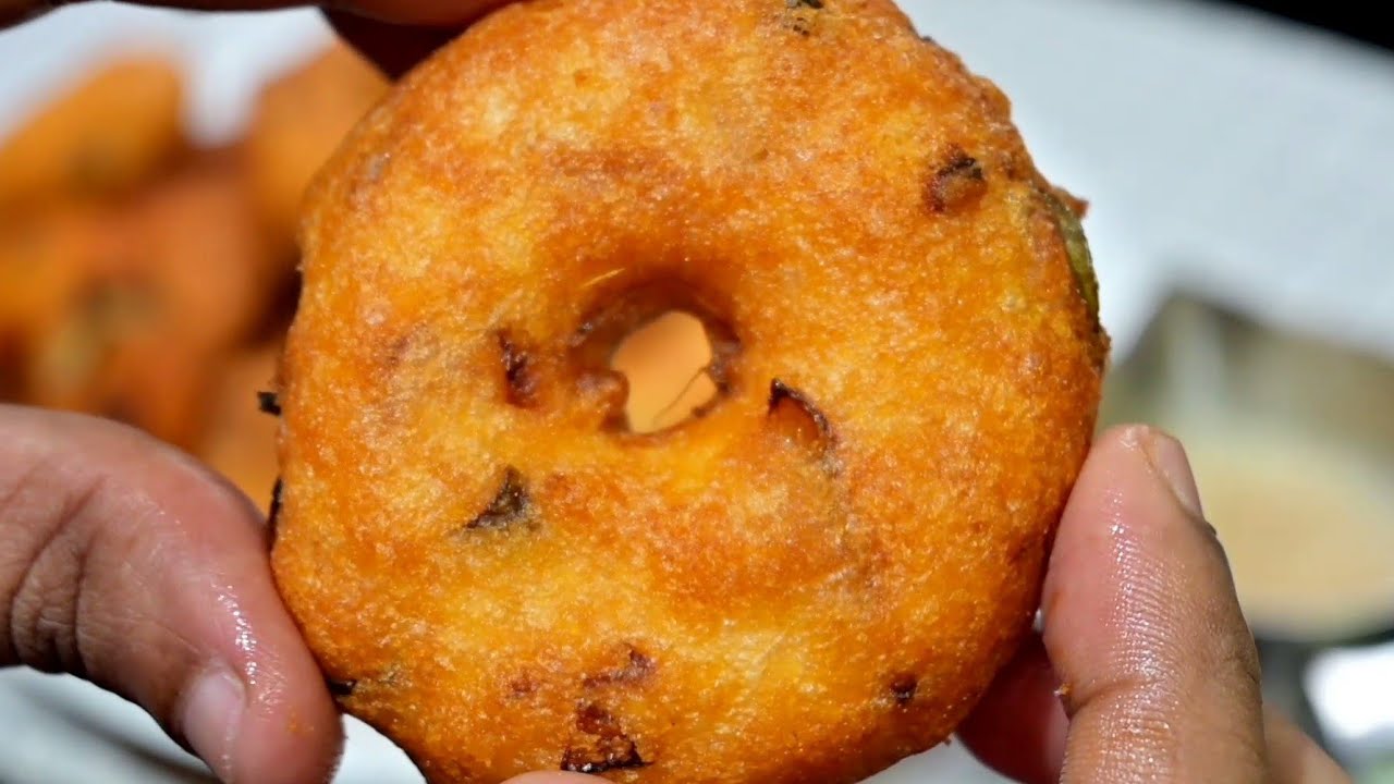 உளுந்து வடைக்கு அரைக்கும் போது எத்தனை கப் தண்ணீர் சேர்க்கணும்?உளுந்து ஊற வைக்க தண்ணீர் அளவு எவ்வளவு?