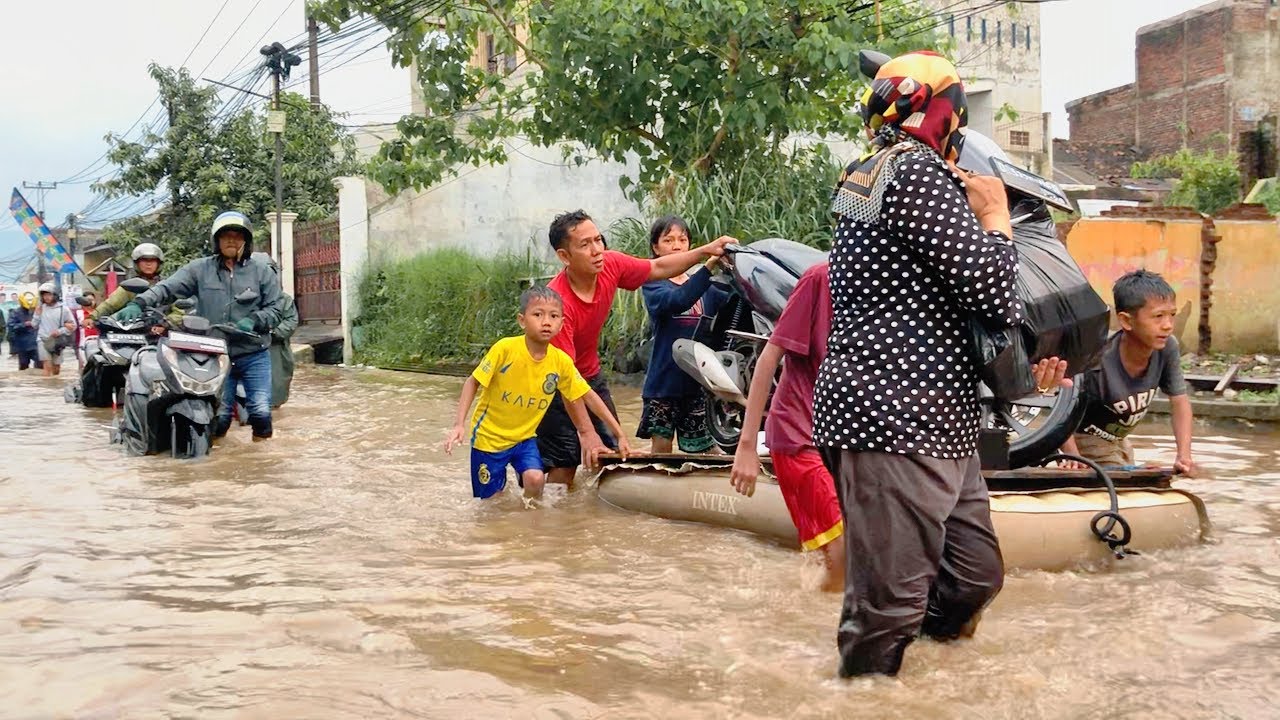 “DAYEUH KOLOT & BALE ENDAH TAK BERDAYA!” | BLUSUKAN BERESIKO TINGGI DI TENGAH BANJIR 🇮🇩