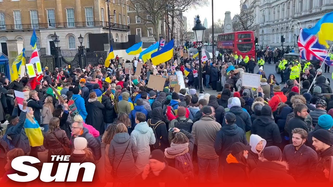 Hundreds of protesters outside Downing street plea for more sanctions to stop Russia