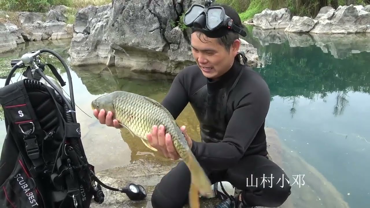小伙潜水抓鱼，在水下乱石堆大货抓个不停，直呼运气太好