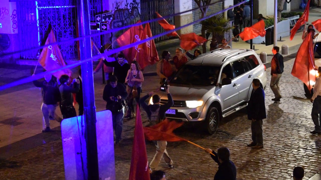 Llegada triunfal de Francisco Chahuan a su sede parlamentaria.