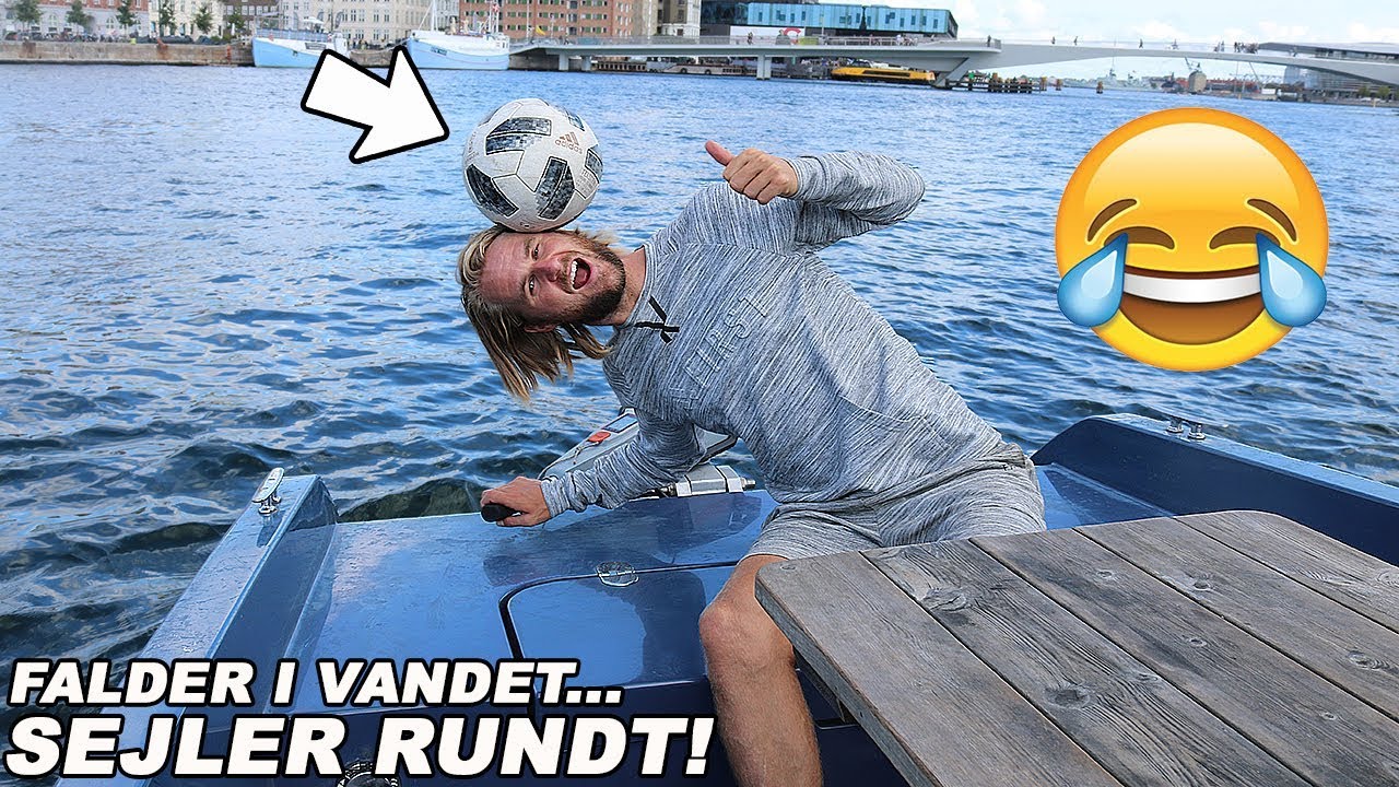 SPILLER FODBOLD PÅ EN BÅD!