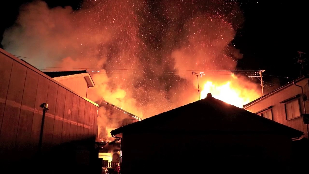 新潟県燕市南1で1人死亡、10世帯が燃える火災