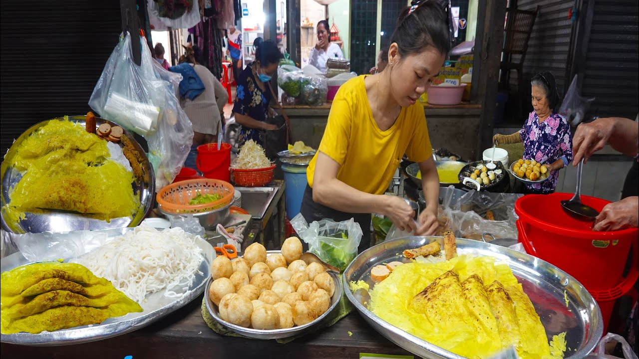 Coconut rice cakes, yellow pancakes, banh sung, bang hoi, & fried noodle   - Phnom Penh Street Food