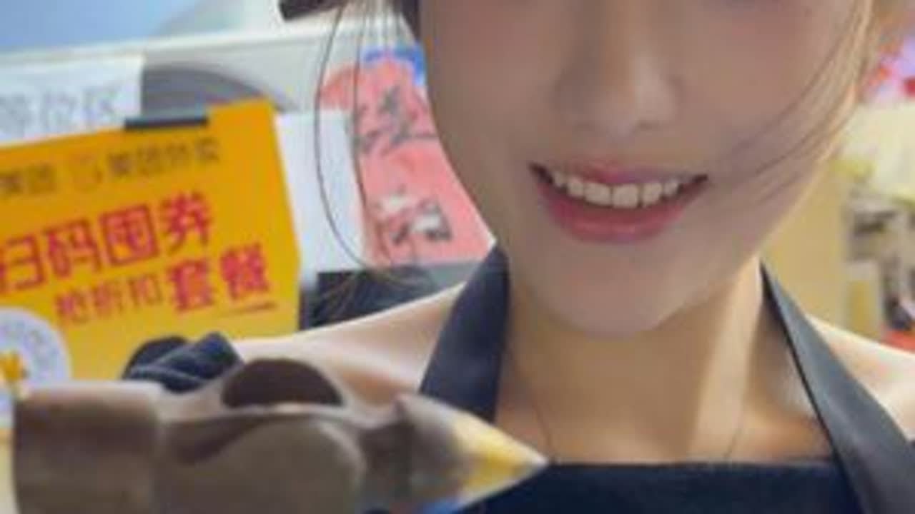 挑战用一把锤子感受人间美好，今天要挑战的是火锅米粉。交换美好，挑战用锤子换饭，湖南长沙，锤了画换火锅米粉，美女老板娘非常热情.#人间烟火 #记录真实生活 #交换美好
