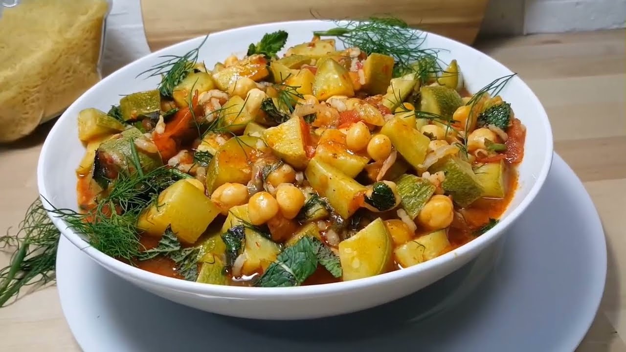 Gesunde Rezepte I Zucchinipfanne mit frischen Kräutern Reis und Kichererbsen I VEGAN