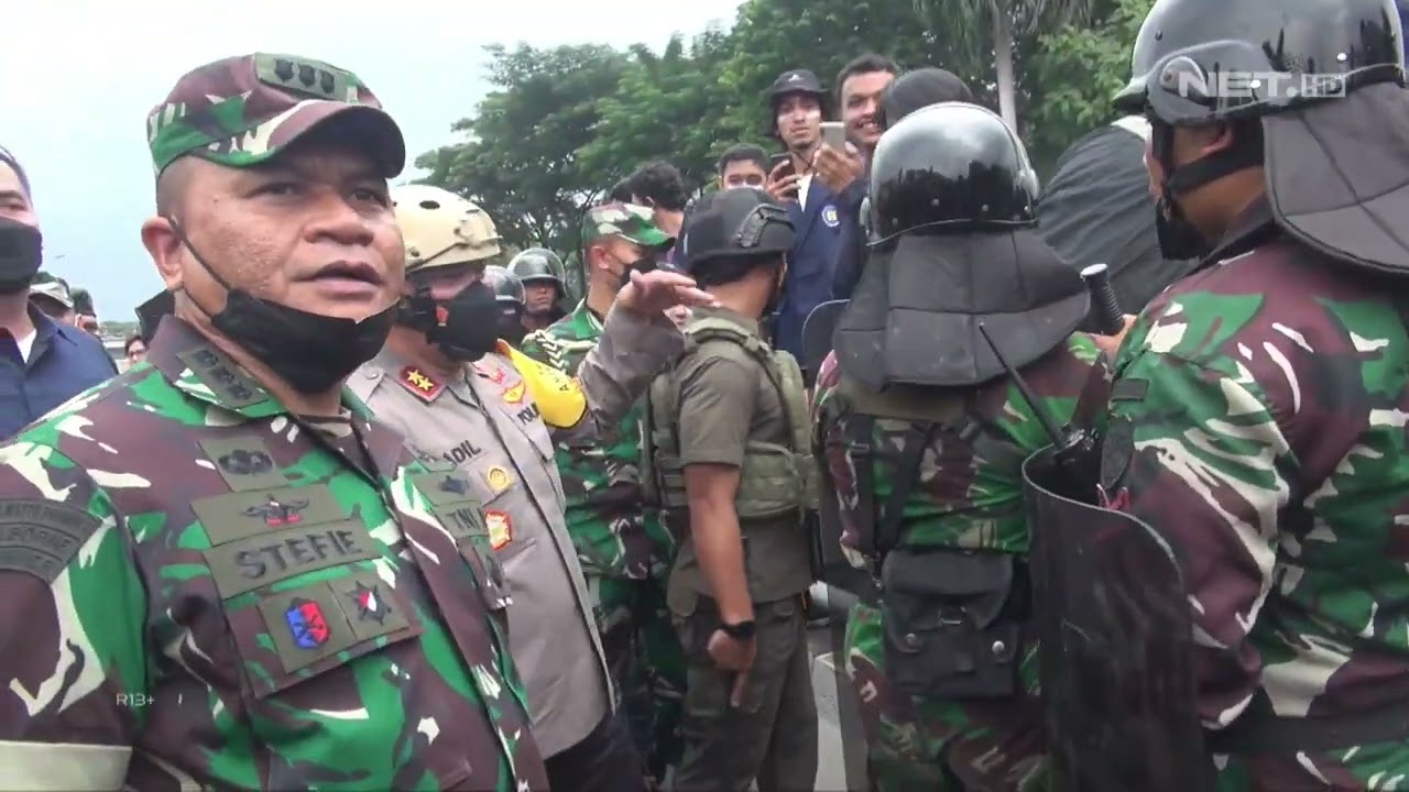 Pengamanan Massa Aksi Sekitar Gedung DPR MPR RI yang Menghalangi Jalan Tol - 86