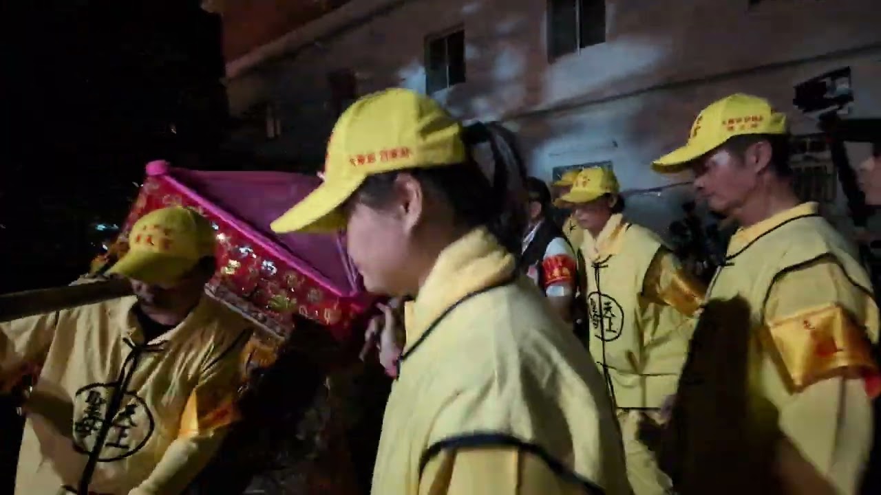 白沙屯媽祖跑去對向..在草皮上跳來跳去...又是在找什麼？？....~-2026白沙屯媽祖往北港進香（2）