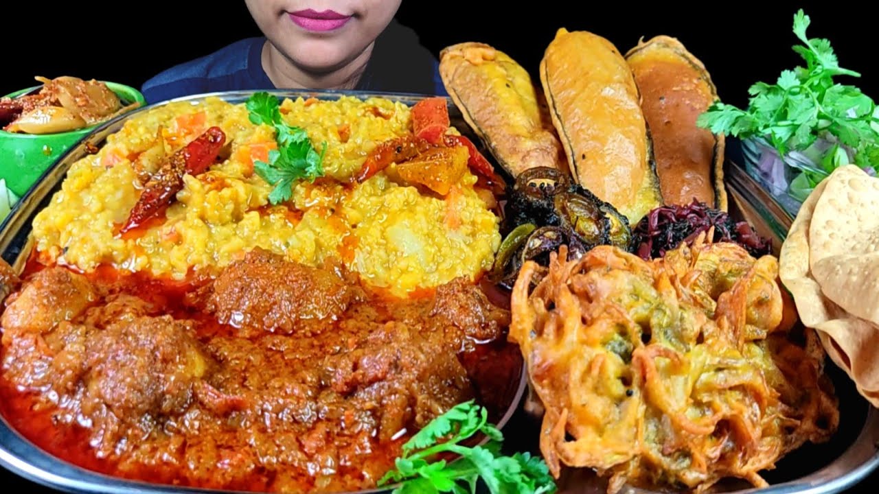 ASMR EATING KHICHDI, DUM ALOO, PAKODA, BEGUNI, KARELA FRY, SALAD, ACHAR & PAPAD | INDIAN MUKBANG