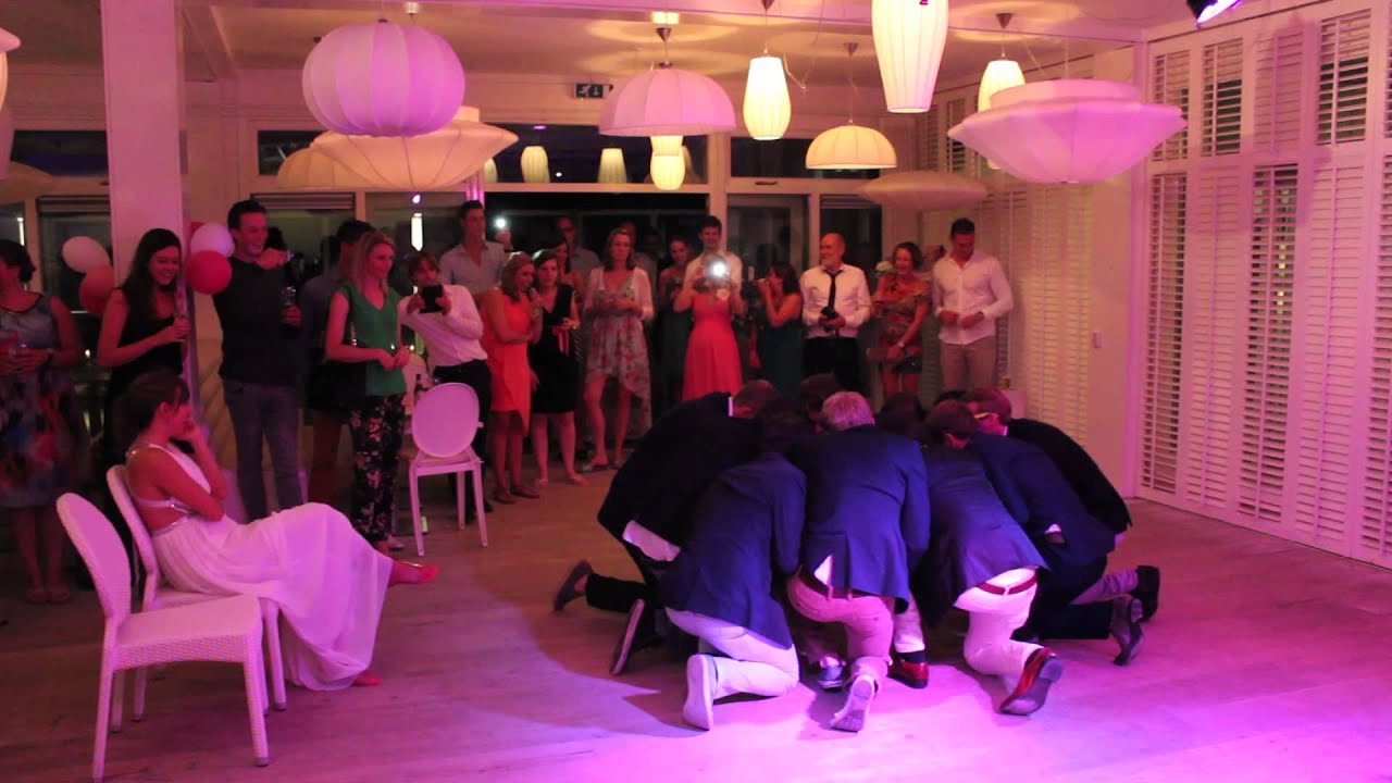 This guy surprises his bride with an amazing dance group
