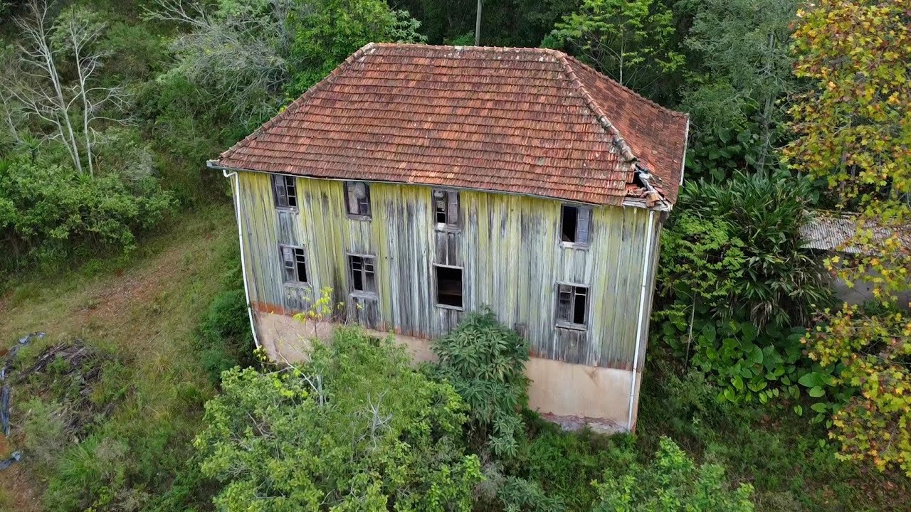 PINTURAS LINDAS E MÓVEIS ANTIGOS FORAM ABANDONADOS NESSA ENORME CASA DE MADEIRA