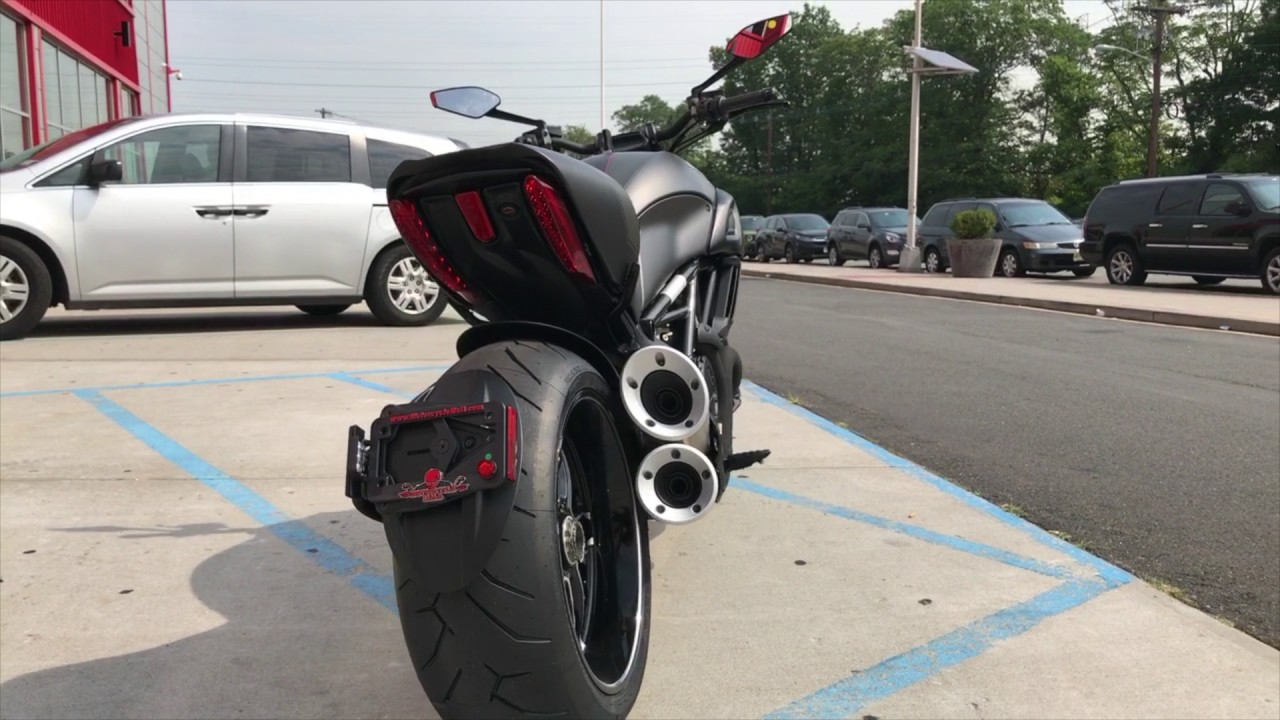 2017 Ducati Diavel Carbon | First Look