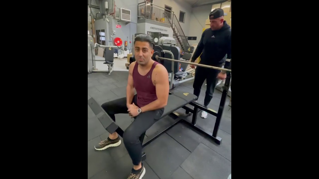 Joey bravo scheurt spier bij bankdrukken