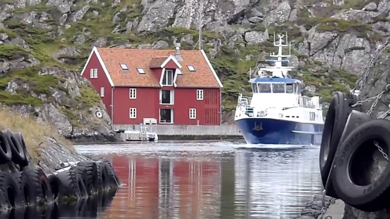 Ferry enters Røvær Harbor. 59°25'47