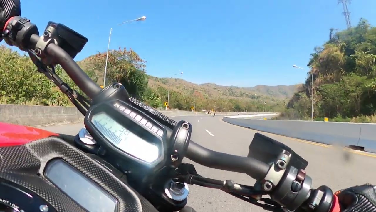ขี่ Ducati Diavel1200 ลงเขาค้อ...รถเย๊อะจัด