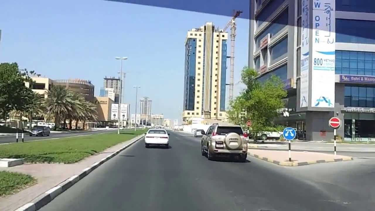 Driving in Ras Al Khaimah, UAE 28.09.2013 نقود السيارة في شوارع رأس الخيمة