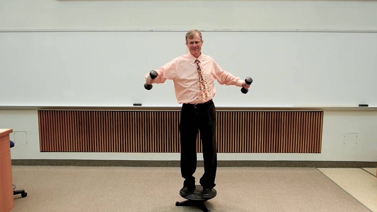 Демонстрация углового момента: платформа и гантели
