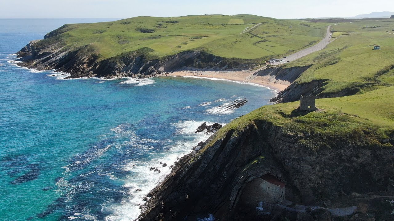 Costa de #cantabria  ( Acantilado de El Bolao, ermita de Santa Justa y Torre de San Telmo).