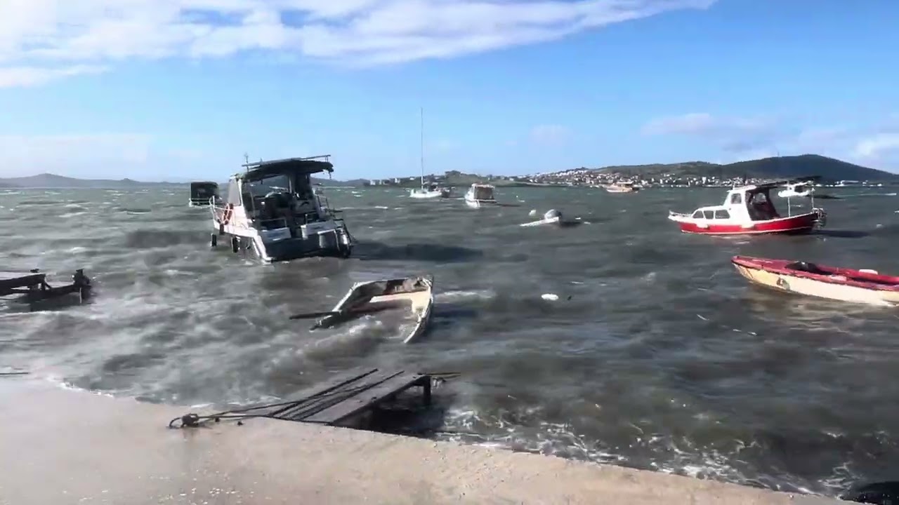 Ayvalık armut&ccedil;uk b&ouml;lgesinde batan tekneler beş tekne batmış