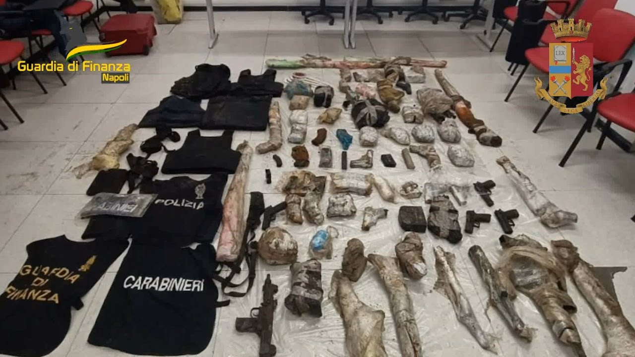 Giugliano, sequestrato arsenale da guerra dei narcos