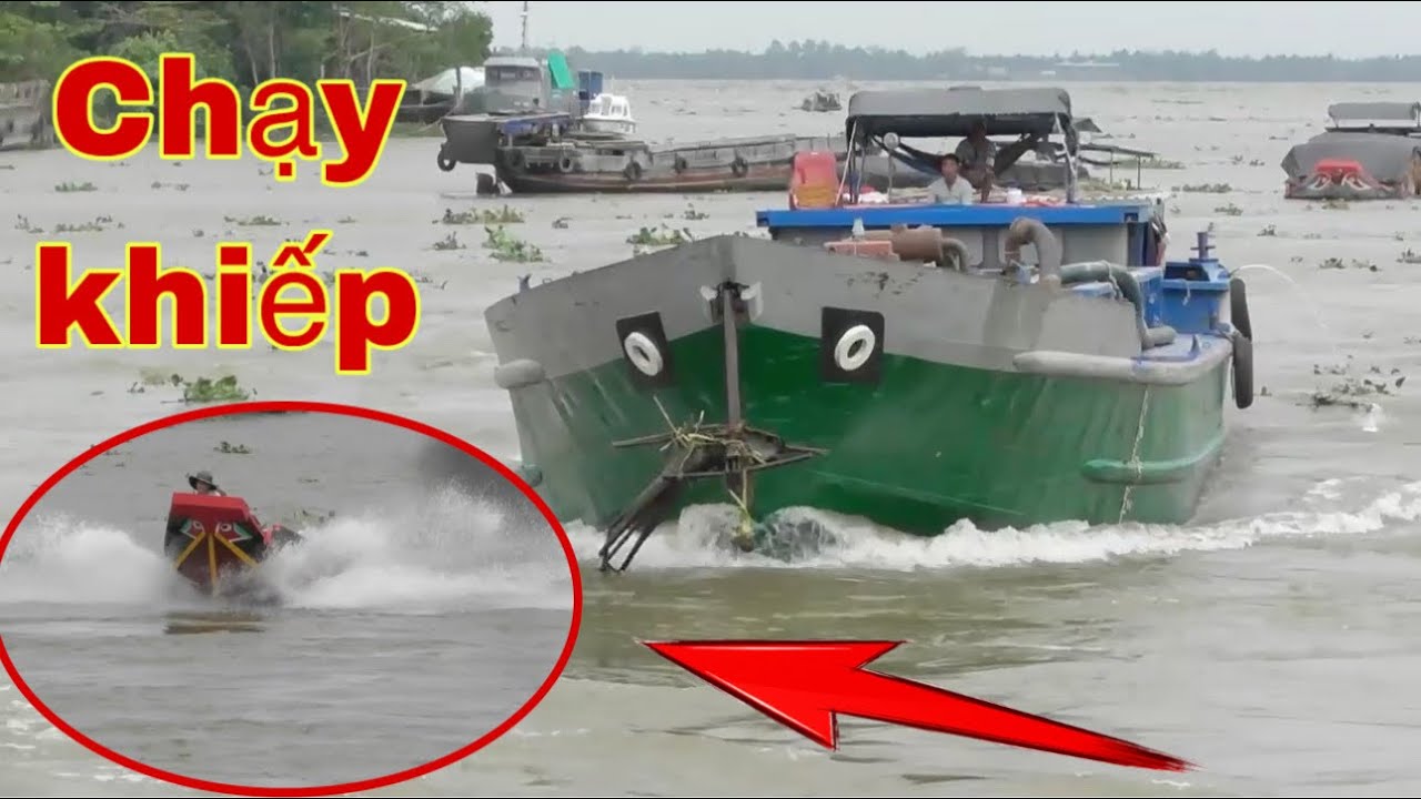 Nước chảy siết chiếc ghe cây lên không nổi sà lan vượt cống ngoạn mục