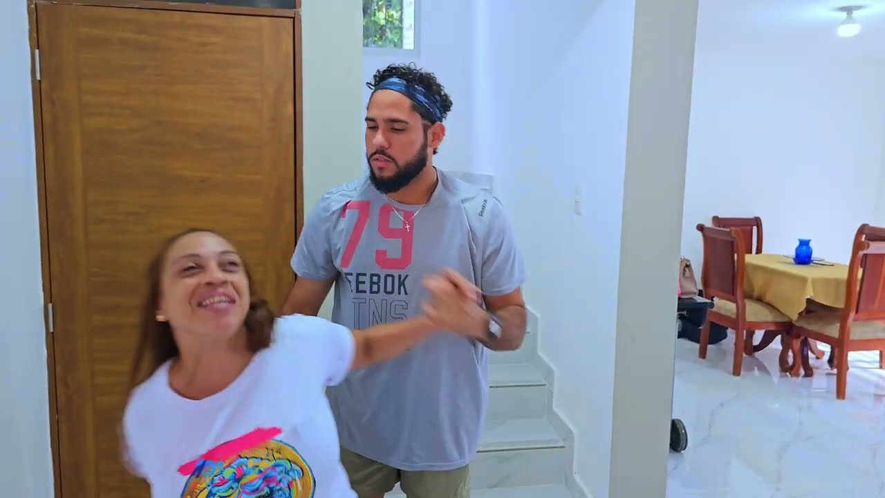 Llegó de esta manera a la casa de su madre a confesαr lo que este cuernєro hizo con ellα