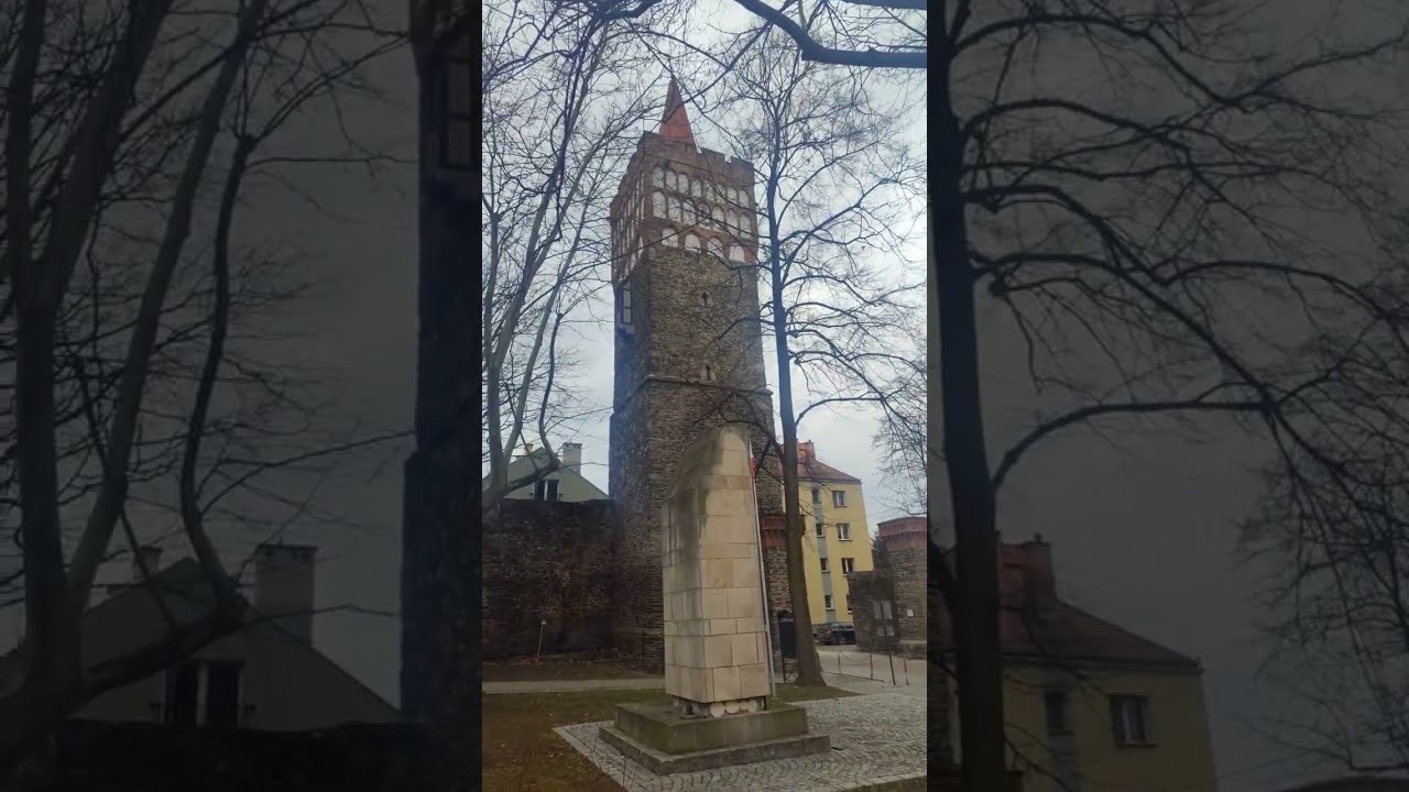 Paczków mury miejskie.mury obronne z dziewiętnastoma basztami oraz trzema wieżami bramnymi.