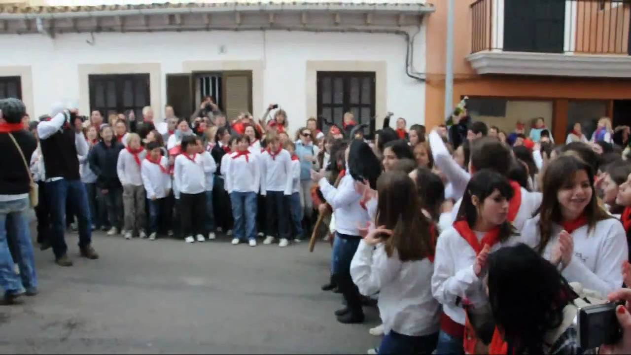 Sortida del dimoni negre de la cotxeria de l'obrer. Sant Antoni a Cala Rajada 2011.
