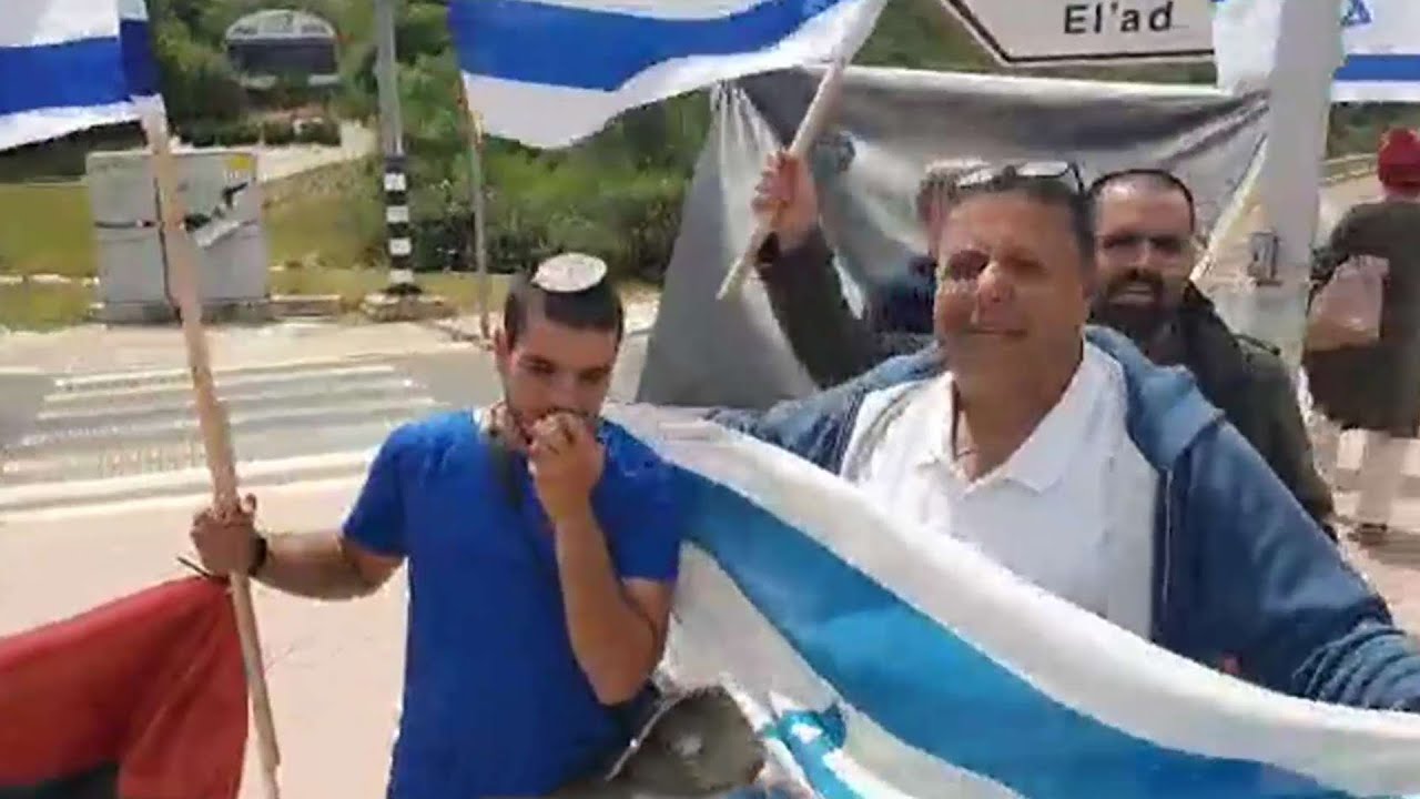 הפגנות וטראומה: אלעד ביום שאחרי הפיגוע הראשון בתולדותיה