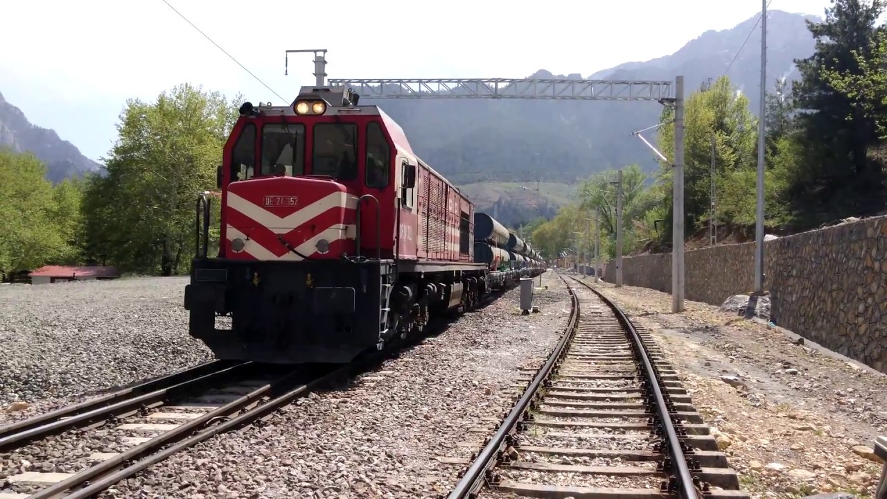DE24352 + Arka Ranfor DE33068 / Rear-backed, freight train. Railway Station, Taurus Mountains