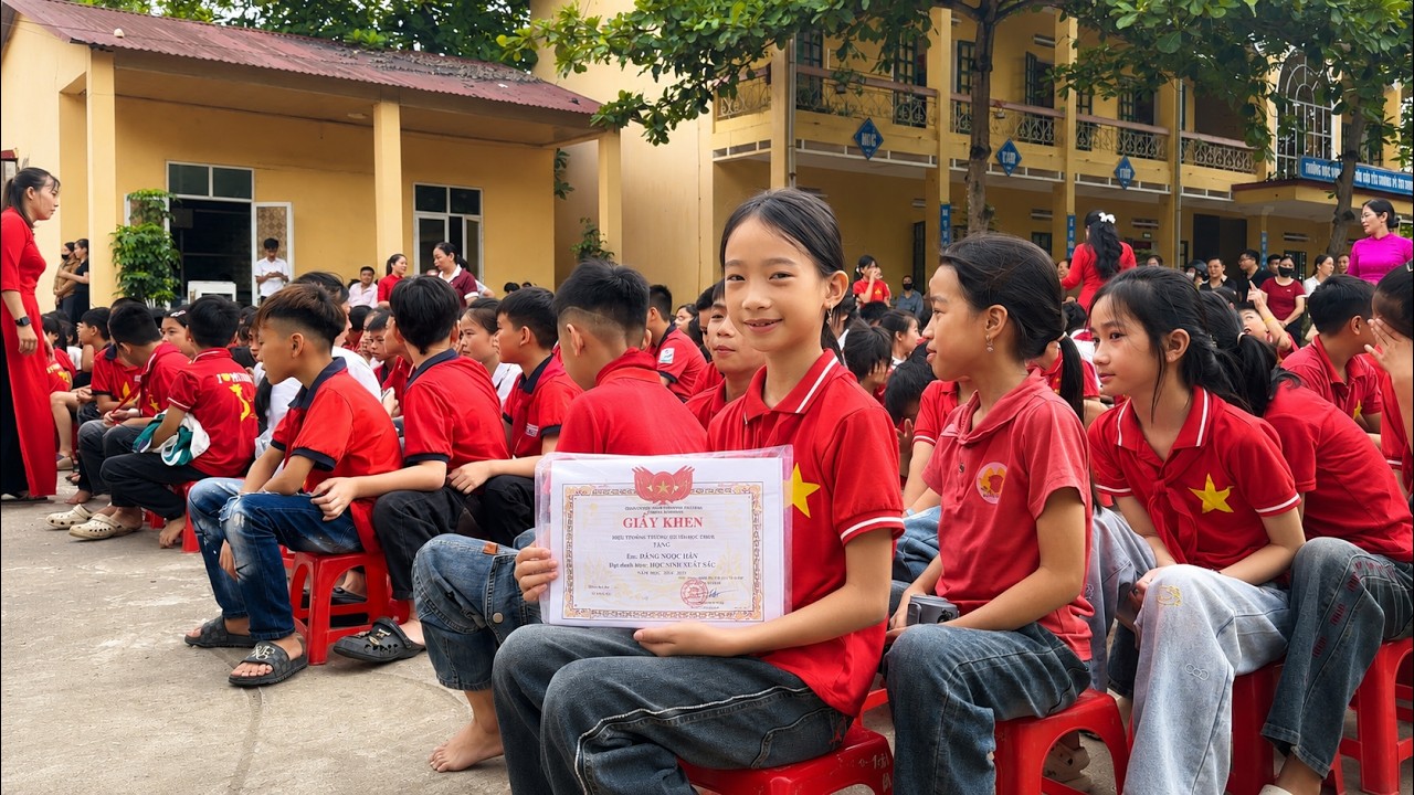 Poor Girl Ngoc Han Receives a Special Award from Her School