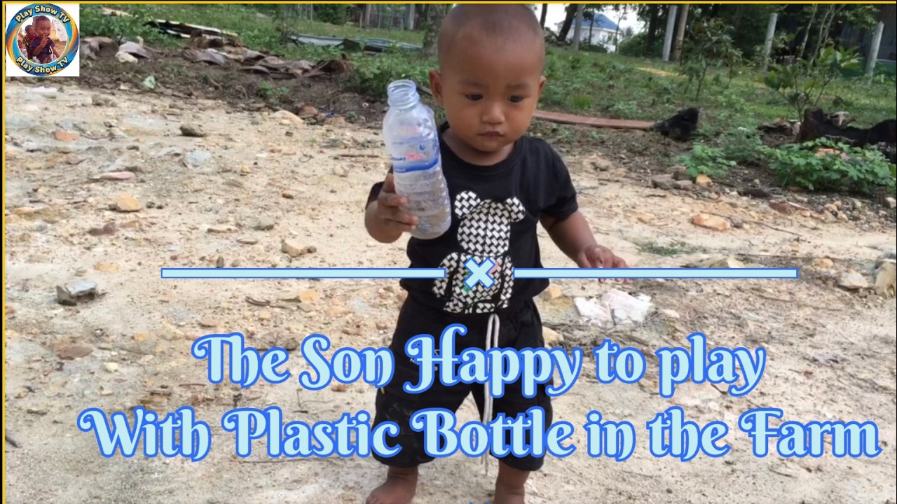 The son Happy to play the bottle in the farm#2026 #funny #happy #happiness