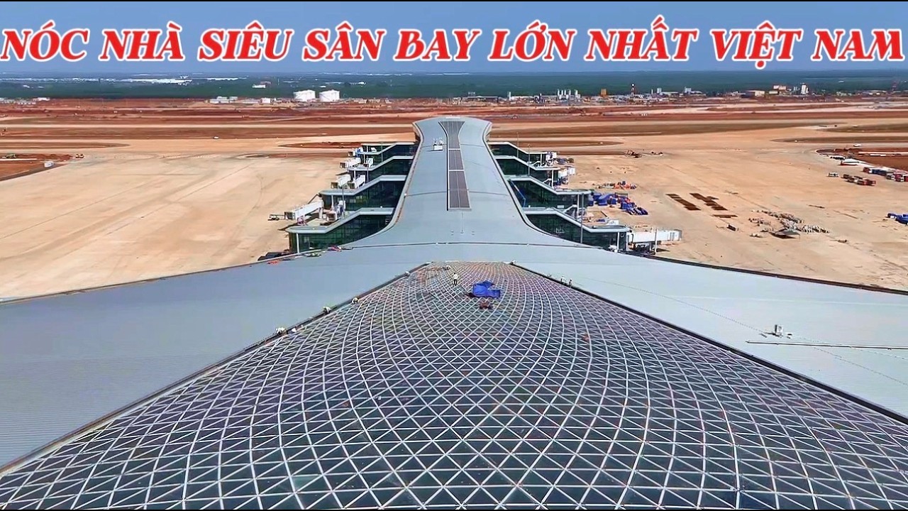 MẶT TRƯỚC VÀ SAU NHÀ GA LÀ 2 BỐI XẢNH TRÁI LẬP HOÀN TOÀN.