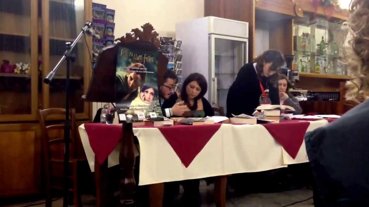 Letizia Ciampa legge con un fan da Harry Potter e i doni della morte. Lucca 14/12/2013