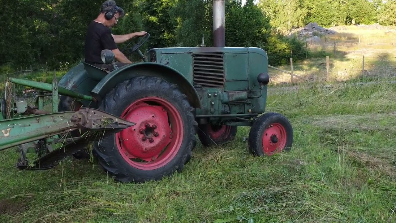 Slår och hässjar hö med bm10.