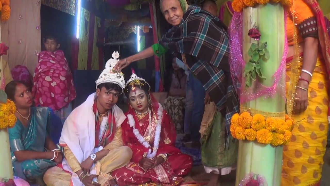 আমার স্বপ্ন যে সত্যি হলো আজ।বিয়ে শেষ করে পরিবারের আশীর্ব্বাদ পর্ব চলছে। হিয়া ডিজিটাল ষ্টুডিও। 