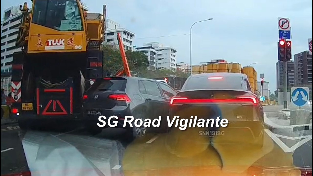 13feb2026  mobile crane #WC2575B hit & drag vw golf  into byd sealion  & model y when turning left