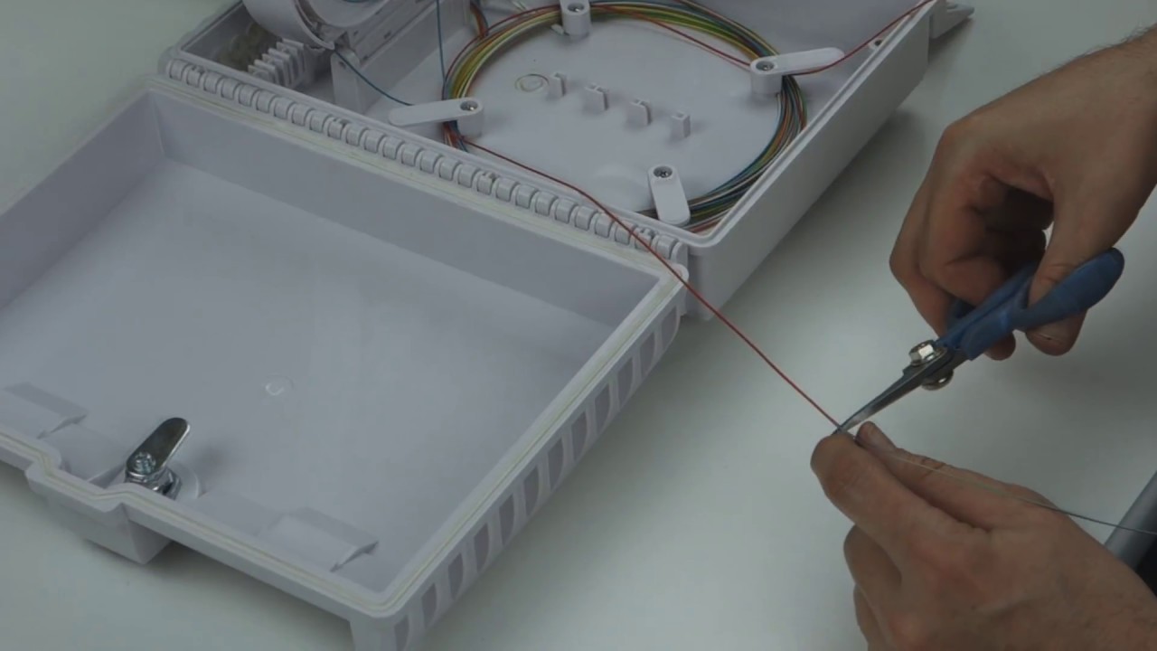 Instalación de cables de fibra óptica en caja  (2017)