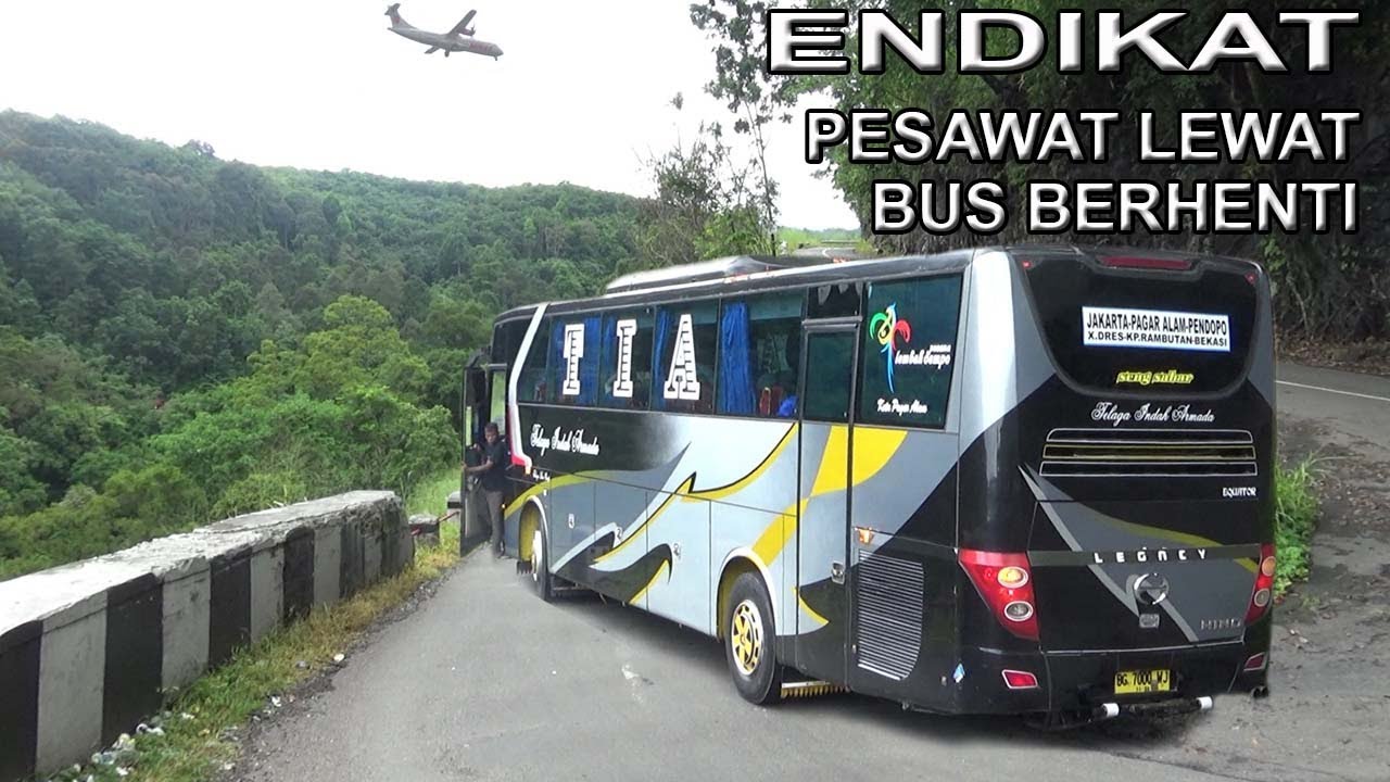 MOMEN LANGKA PESAWAT MELINTAS BUS BERHENTI KERNET PANIK LIKUAN ENDIKAT