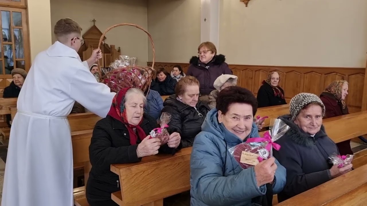 Po Mszy św.  rozdanie upominków przygotowanych przez uczniów SP w Podłopieniu(opiekun Agata Dąbrowa)