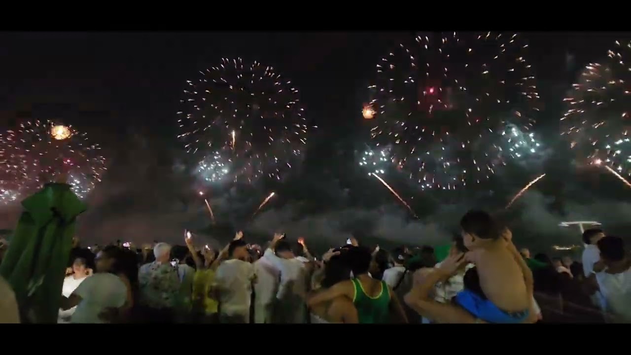 Na praia de Copacabana no Rio de Janeiro Brasil no maior réveillon do mundo de 2025 para 2026