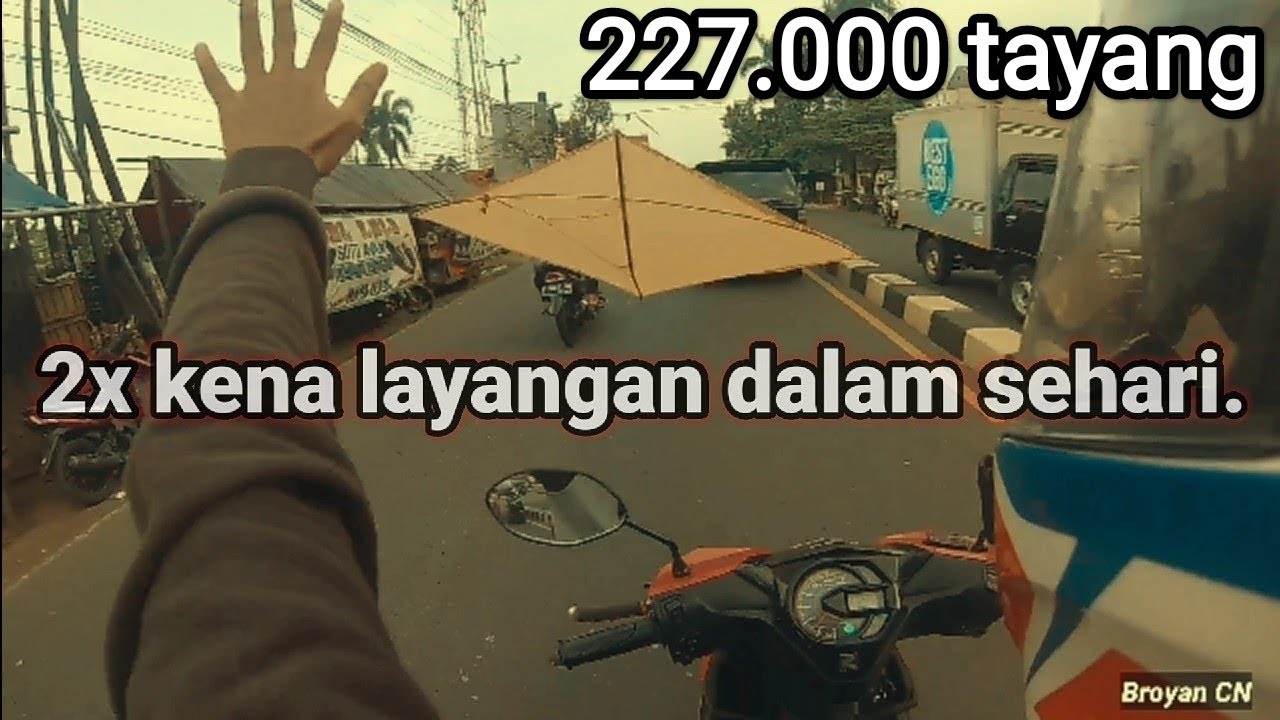 Naik motor dapet layangan