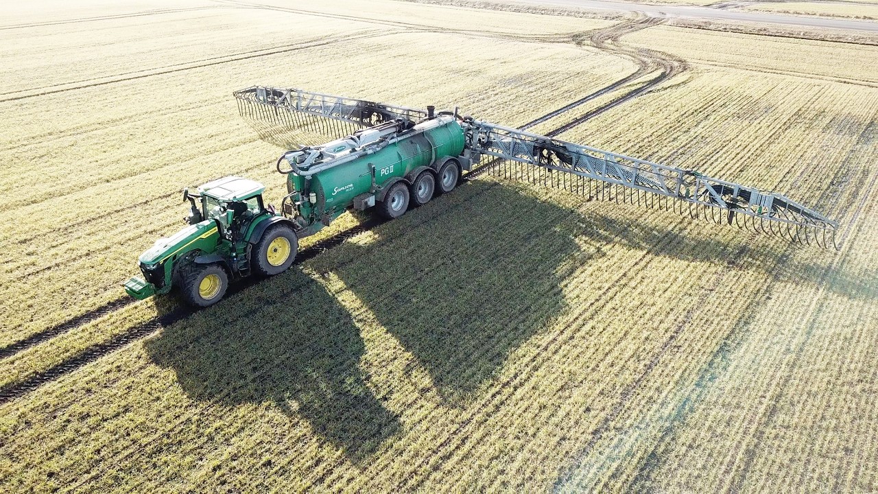 John Deere 8R 370 & Samson PG35 with 36 Meter Boom laying out Manure  Big Faming