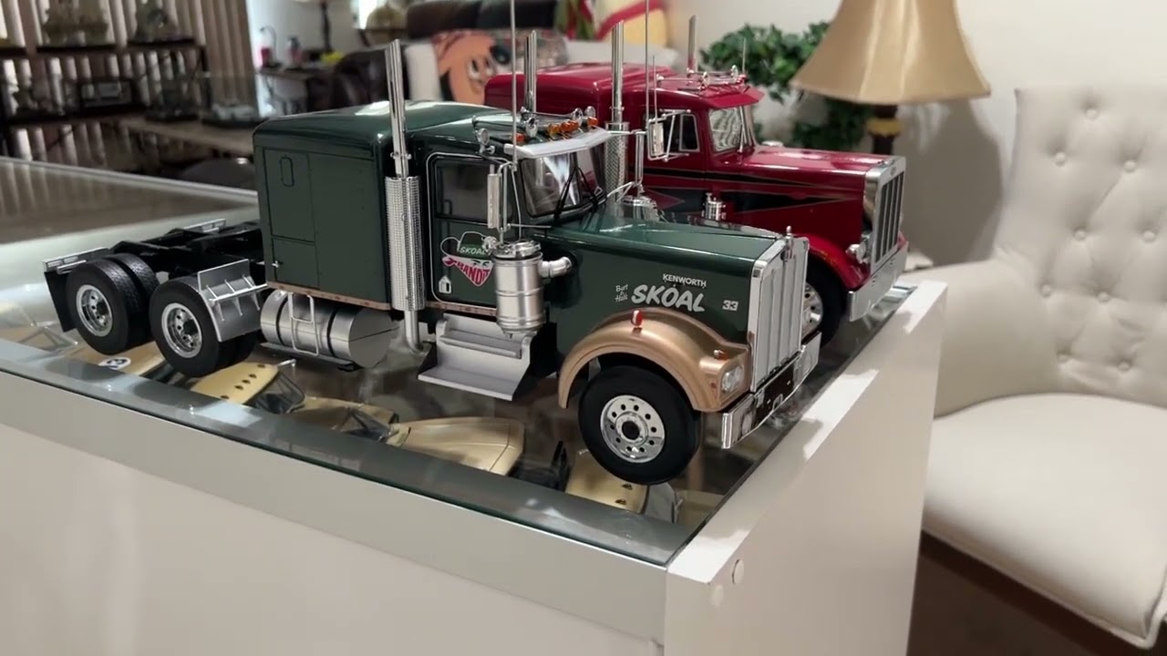 1967 Peterbilt 379 & 1989 Kenworth W900