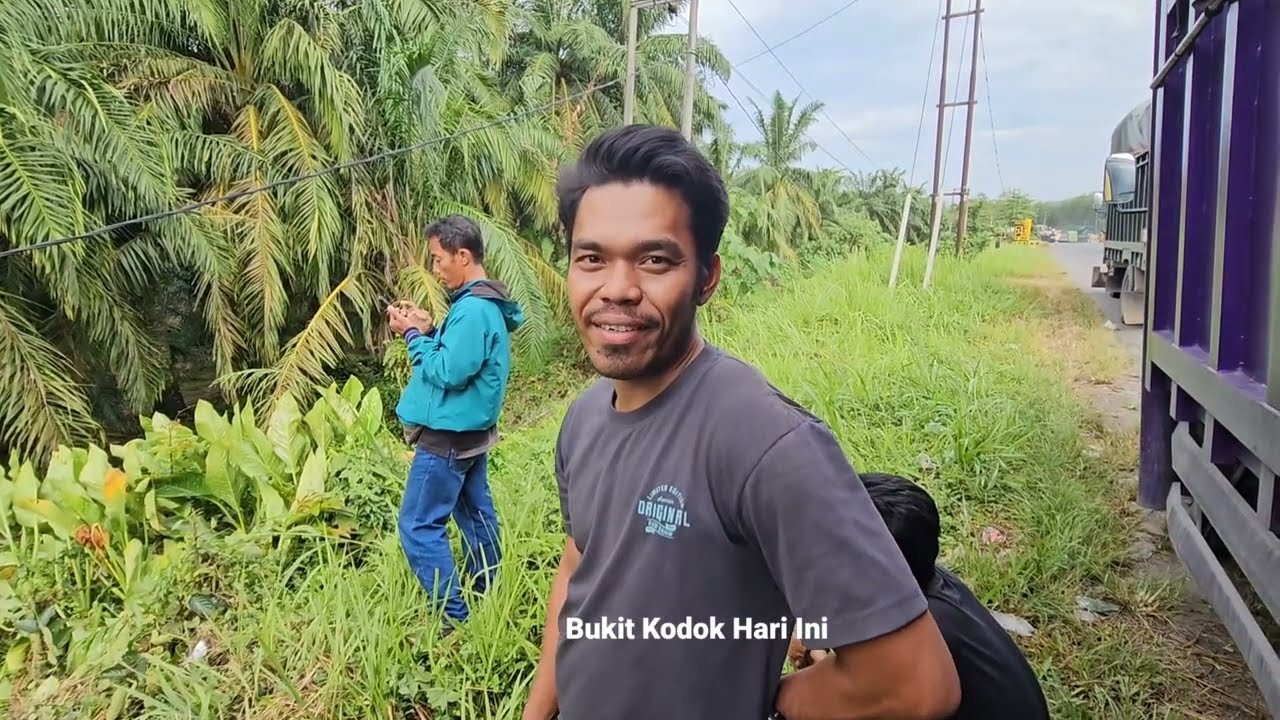 Seorang Anak Supir Bercita Cita Menjadi Polisi Bersandar Di Truck Laka.Kecalakaan Truk Di Arus Mudik
