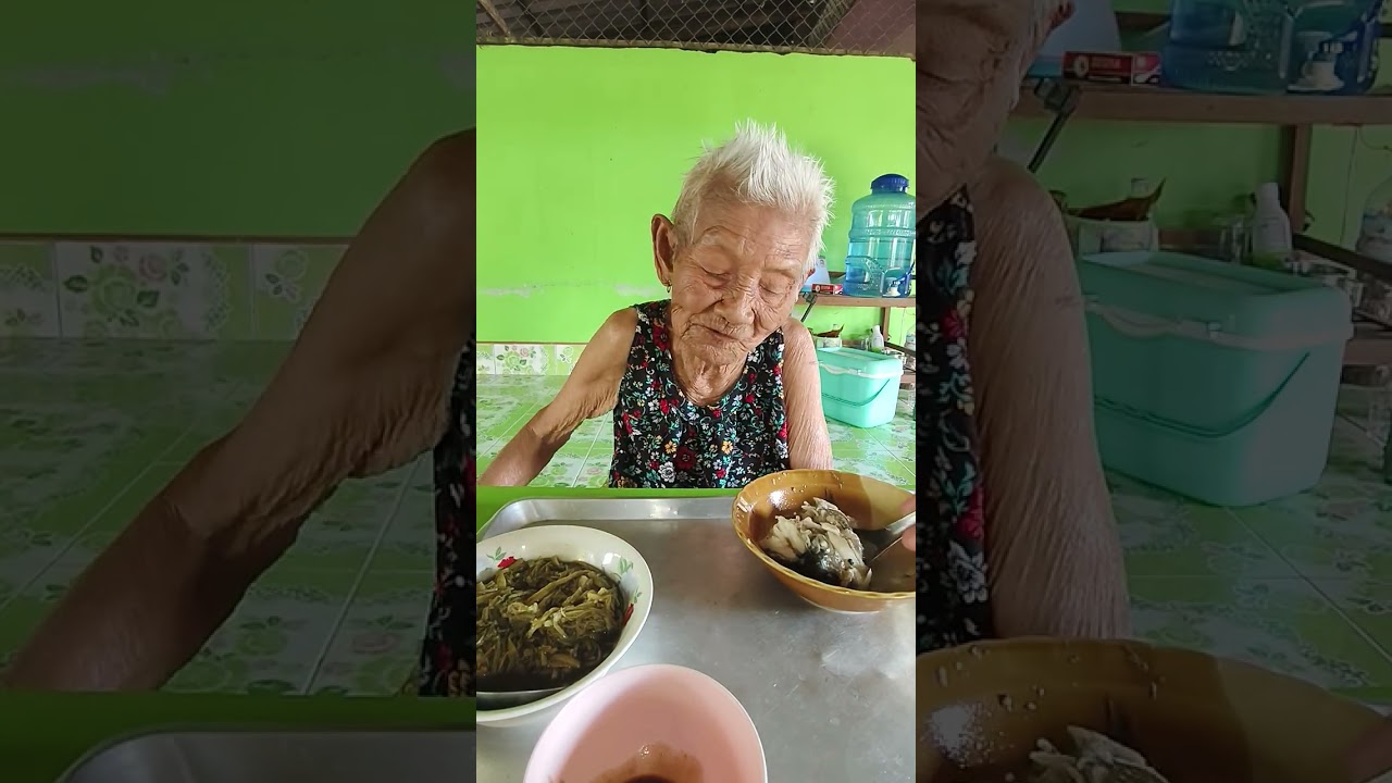 คุณยายกินข้าวกับแกงหน่อไม้,ตำมะขามเทศ #buapan #food 