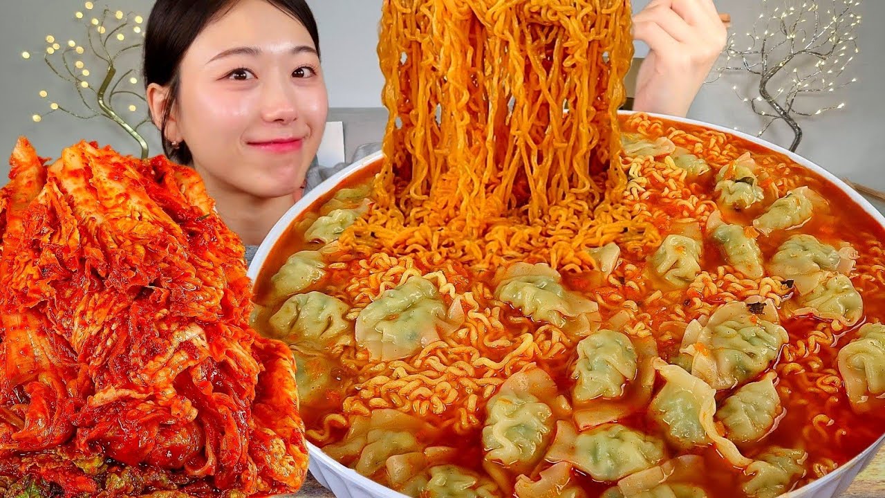 ASMR 김치엔 김치라면이죠!!! 물만두 넣어서 만두라면 먹어볼게요 라면 리얼먹방 :) Kimchi Ramyun MUKBANG