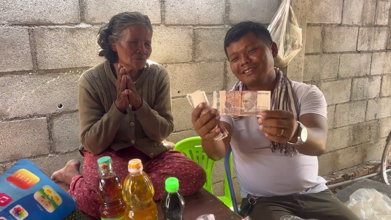 យាយ ឃីម ធាក់កង់លក់នំតាមភូមិ មានកម្លាំងជាងមុនឆ្ងាយណាស់